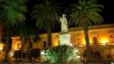 Italy, palm tree-lined Piazza Sant'Antonino by night, Sorrento, Campania, italian gourmet travel, photographer  jane gifford, your exclusive photographic travel guide to italy